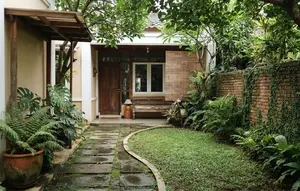 Cara Membuat Halaman Rumah Kecil Terasa Sejuk dan Asri, Rahasianya Ada pada Penataan