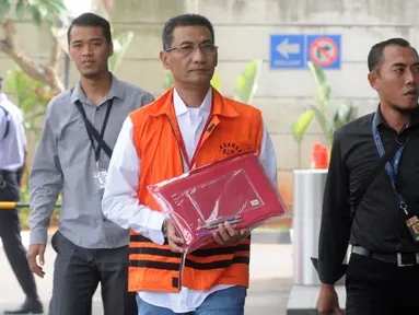 Bupati Kudus Muhammad Tamzil dikawal dua petugas akan menjalani pemeriksaan olanjutan di Gedung KPK, Jakarta, Selasa (3/9/2019). Muhammad Tamzil diperiksa sebagai tersangka terkait kasus suap pengisian jabatan perangkat daerah Kabupaten Kudus tahun 2019. (merdeka.com/Dwi Narwoko)