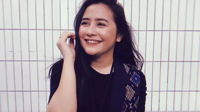 [Bintang] Selain Prilly Latuconsina, 5 Gaya Seleb Ini Kece Buat Ke Kampus