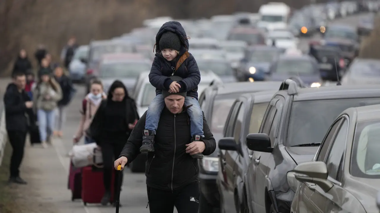 FOTO: Perjuangan ke Luar Ukraina yang Perang dengan Rusia, Jalan Kaki hingga Antre dengan Mobil