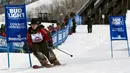 Koboi rodeo dari Sherwood Park, Kolby Wanchuk meluncur di atas papan ski selama turnamen Cowboy Downhill ke-46 di Steamboat Springs, Colorado, 20 Januari 2020. Para koboi yang biasa menunggangi kuda atau banteng ini ditantang untuk meluncur menggunakan papan ski dan snowboard. (Jason Connolly/AFP)