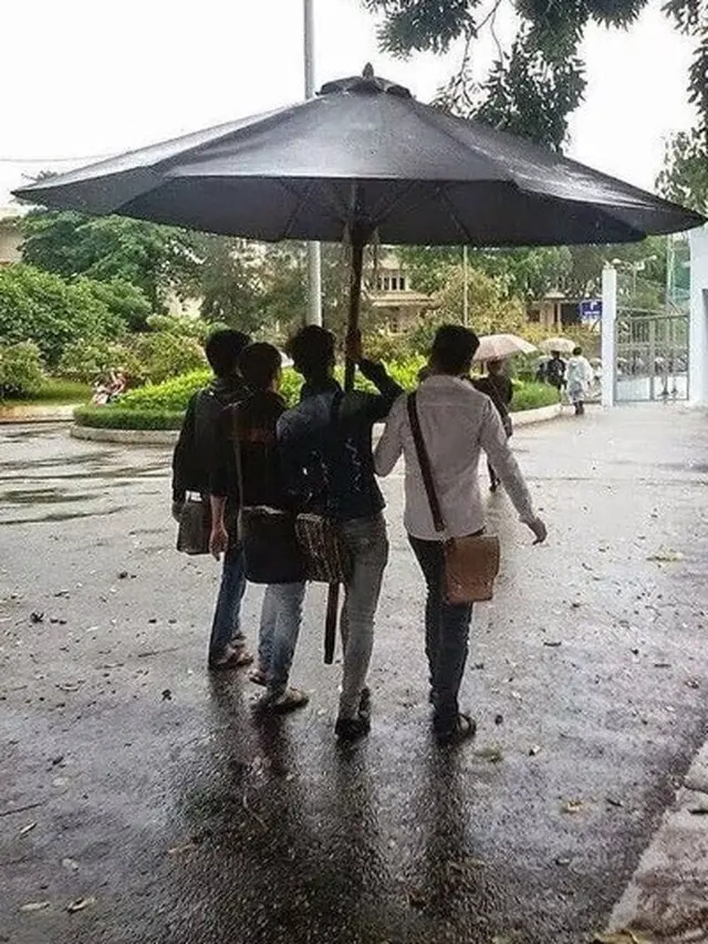 potret kocak orang saat kehujanan