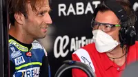 Johann Zarco bersama mekanik Ducati di sela-sela balapan MotoGP Jerez beberapa waktu lalu. (JAVIER SORIANO / AFP)