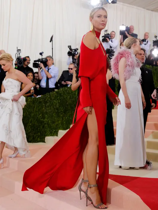 Petenis cantik Maria Sharapova tiba untuk menghadiri ajang Met Gala bertemakan 'Manus x Machina: Fashion In An Age of Technology' yang digelar di Metropolitan Museum of Art, New York, Senin (2/5). (REUTERS/Eduardo Munoz)