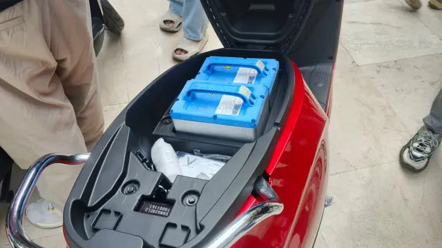 Motor yang didukung oleh dua baterai sekaligus.