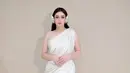 Celine Evangelista tampil bak dewi dengan gaun one shoulder putih yang bisa jadi inspirasi gaun pengantin ala goddess (Foto: Instagram @celine_evangelista)