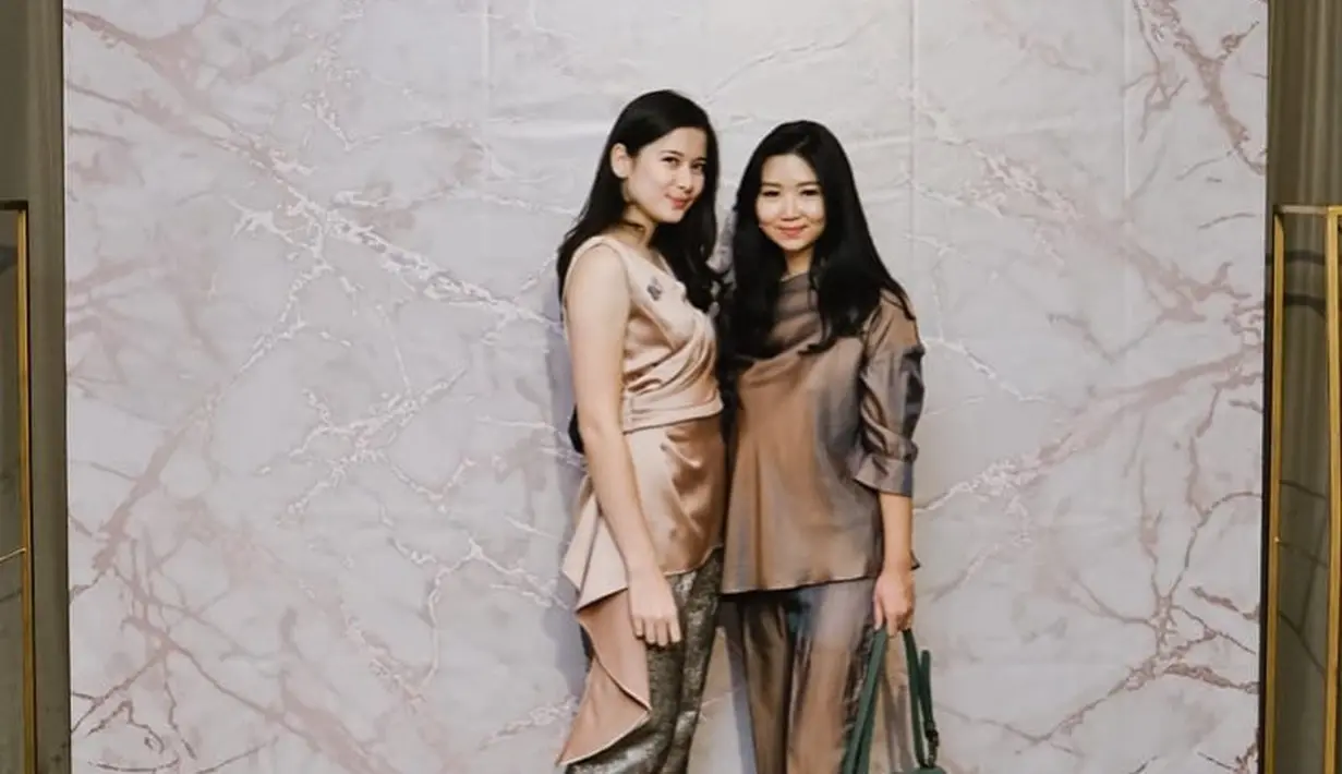 Sesekali ia juga terlihat begitu anggun dalam busana semi formal/ Pemilihan cutting dan material busana hadirkan look yang sempurna. [Foto: Instagram/ Iris Wullur]