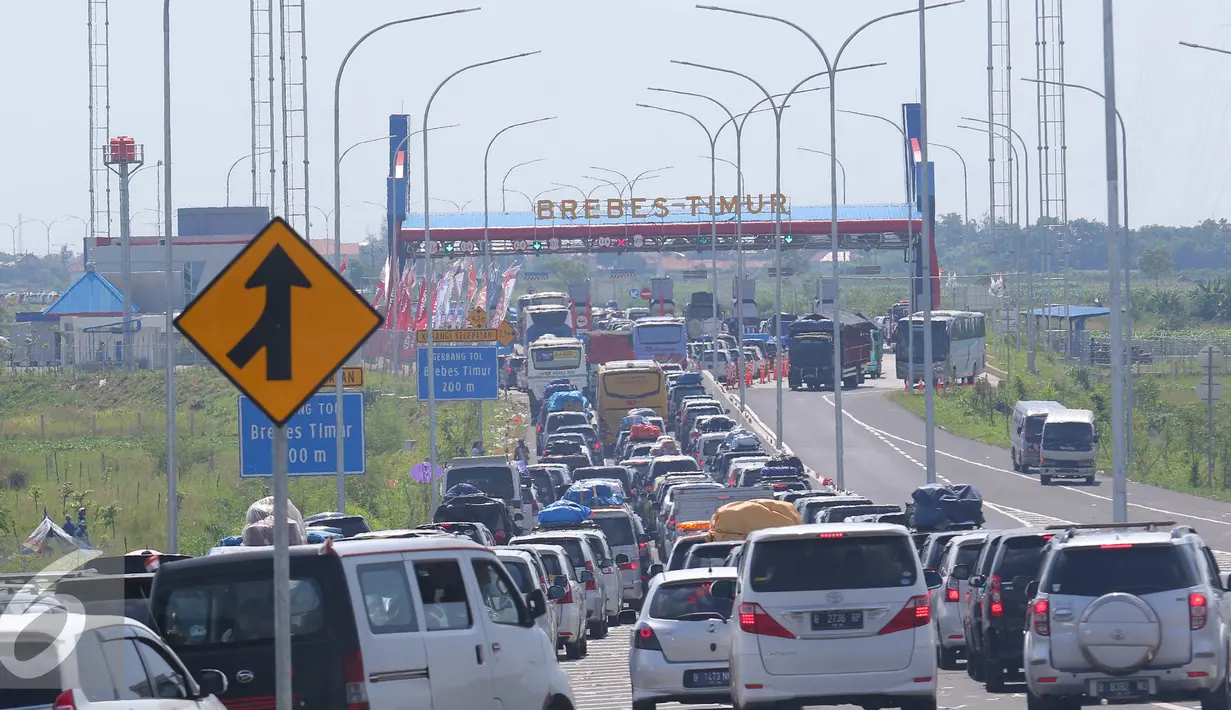 Ribuan kendaraan terjebak kemacetan di pintu tol Brebes Timur, Jawa Tengah, Minggu (3/7). Hingga pukul 13.00 WIB, antrean kendaraan di Jalur teraebut telah mencapai 20 kilometer. (Liputan6.com/Angga Yuniar)