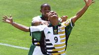 Aksi penyerang Afrika Selatan, Shaun Bartlet (depan), pada pertandingan kontra Arab Saudi di Piala Dunia 1998. (Derrick Ceyrac/AFP)