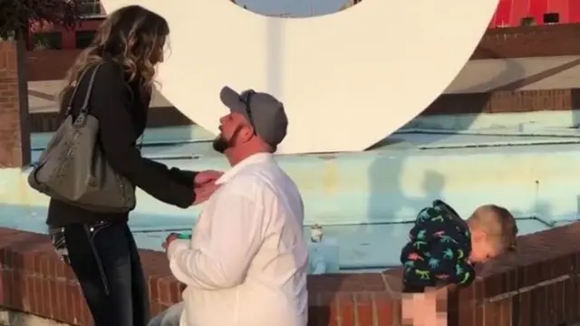 Karena anak pipis sembarangan, laraman pasangan ini nggak jadi romantis tapi penuh kenangan. (Sumber thisisinsider.com)