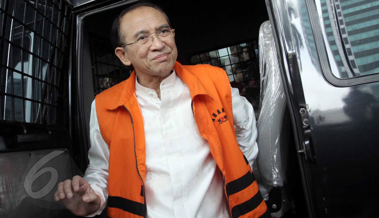 Mantan Menteri Agama Suryadharma Ali (SDA) turun dari mobil tahanan, di Gedung KPK, Jakarta, Senin (8/6). SDA kembali diperiksa sebagai tersangka dugaan korupsi penyelenggaraan ibadah haji di Kementerian Agama. (Liputan6.com/Helmi Afandi)