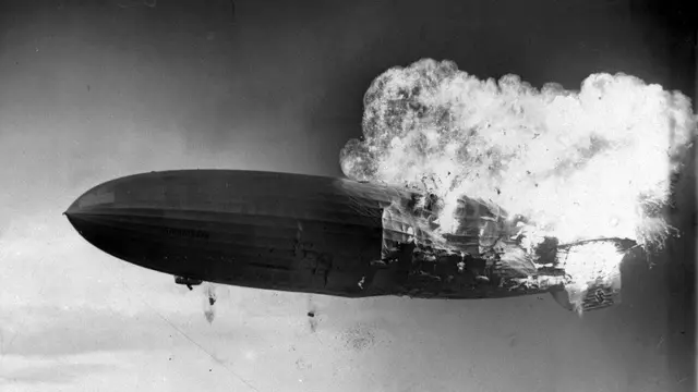 Airship atau kapal udara Hindenburg buatan Jerman meledak di atas Pangkalan Udara Angkatan Laut Lakehurst di New Jersey. (Murray Becker/AP)