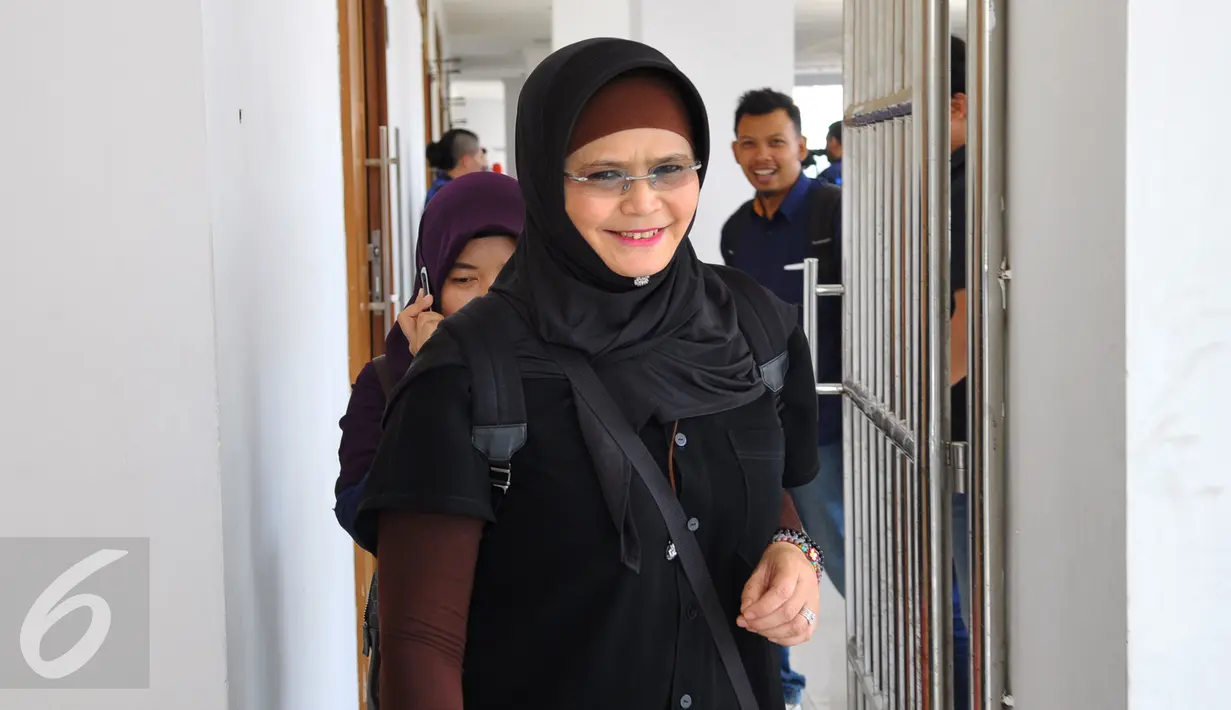Istri Iwan Fals, Rosana saat di Pengadilan Jakarta Barat, Rabu, (23/9/2015). Kehadiran Ros untuk melihat proses persidangan gugatan manajemen Iwan Fals terhadap promotor acara ‘Kantata Barock’. (Liputan6.com/Faisal R Syam)