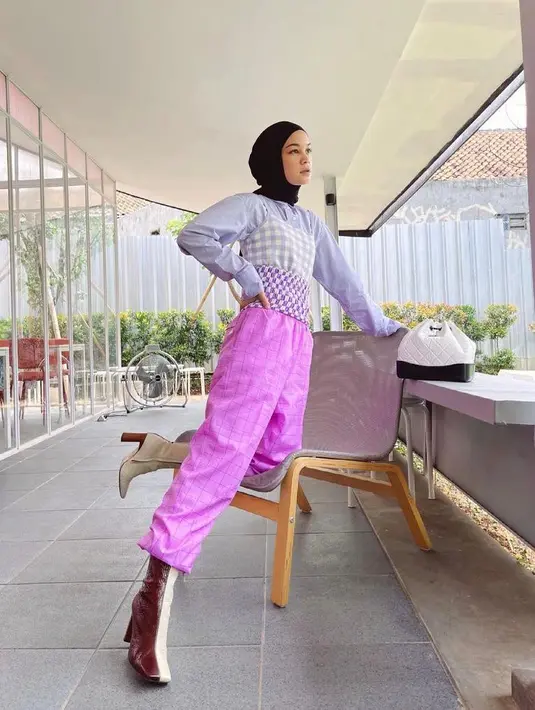 Kombinasi warna ungu cerah berikut ini bisa bikin look-mu makin stand out! Padukan blouse warna ungu muda dengan jogger pants warna ungu fuchsia. (Instagram/tantrinamirah).
