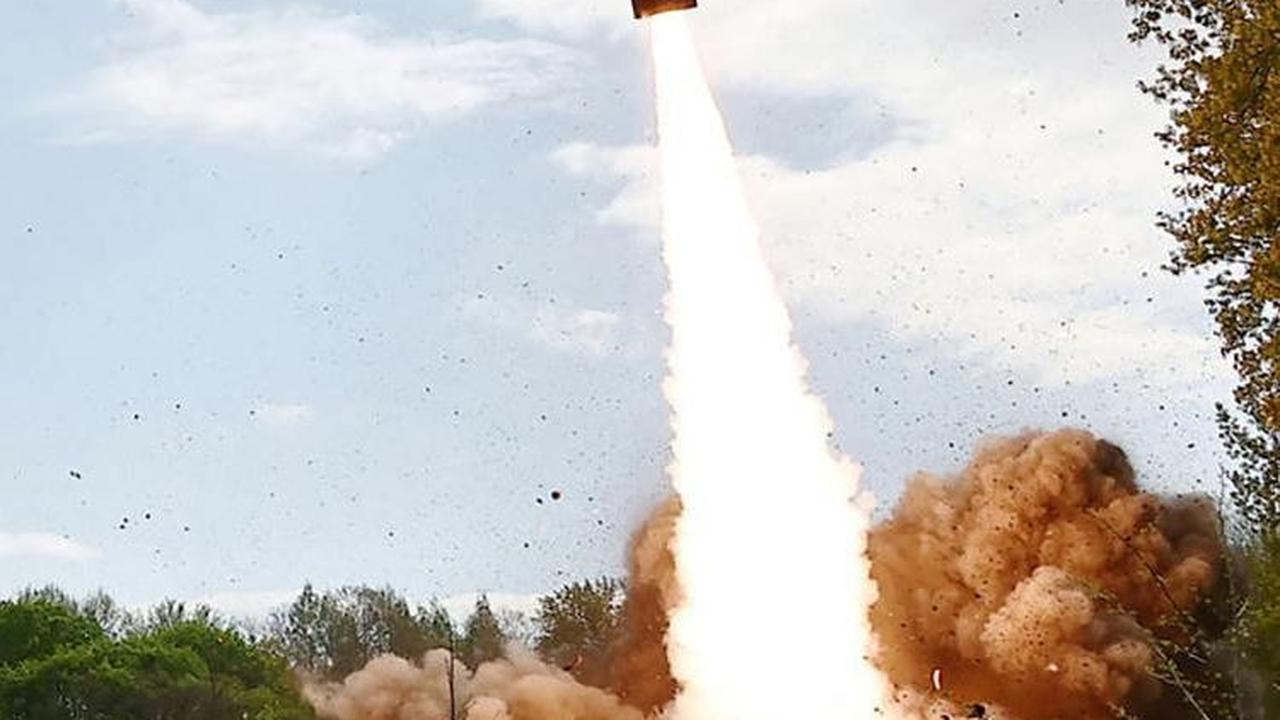 Rudal berukuran super besar pun juga dikerahkan dalam latihan ini. Foto: STR / KCNA VIA KNS / AFP