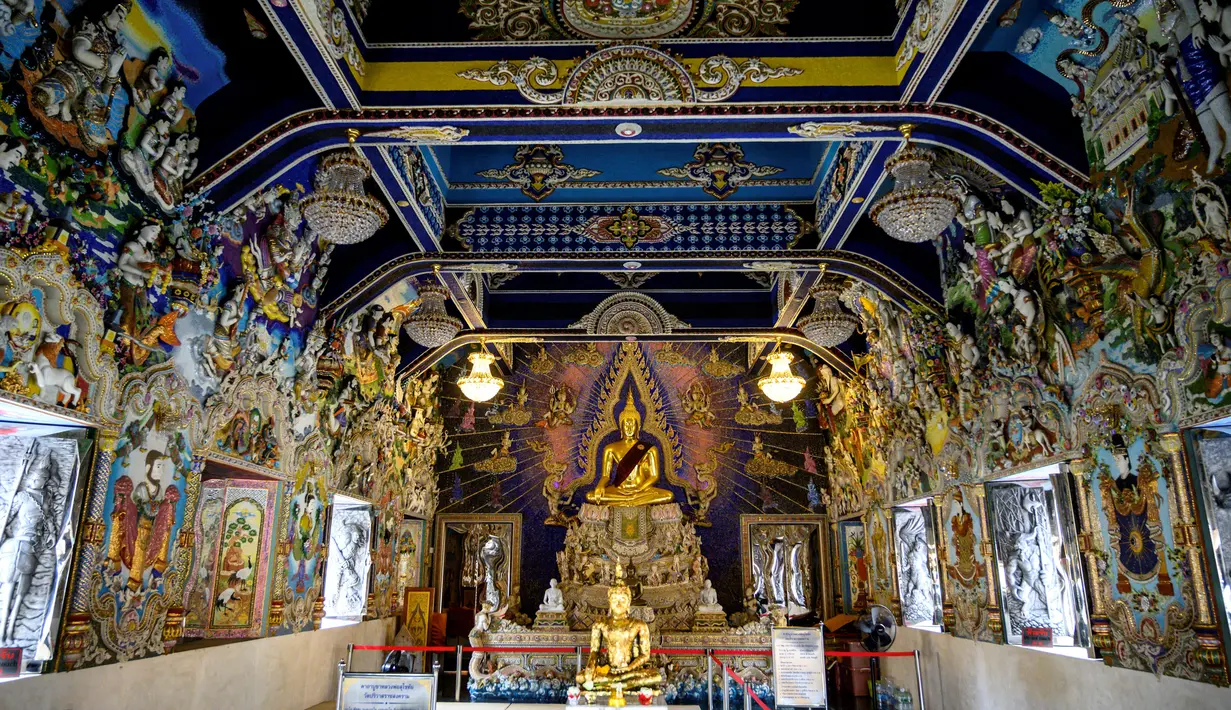 Interior Kuil Buddha Wat Pariwat atau Kuil David Beckham di Bangkok, Thailand, Selasa (14/7/2020). Kuil David Beckham dihiasi dengan patung-patung superhero, karakter komik, makhluk mitos dan imajiner, serta tokoh dunia. (Mladen ANTONOV/AFP)