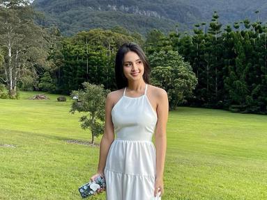 Pemilik nama lengkap Angie Marcheria, sudah bergabung dengan Bigetron sejak Februari 2021 kemarin. Setelah dua tahun bersama dan kerap mengisi berbagai acara dari tim e-Sports ini, sosoknya pun kerap disebut pacar online para fans dari Bigetron. Selain di dunia e-Sport, diketahui bahwa Angie melanjutkan pendidikannya di Negeri Gingseng, yaitu di Underwood International College Yonsei University. (Liputan6.com/IG/@angiemstwn)