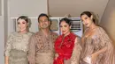 Mereka adalah Nagita Slavina, Raffi Ahmad, Ayu Dewi, dan Patricia Gouw yang tampil sebagai model membawakan koleksi wastra Medan karya tiga perancang busana. [Instagram/mrsayudewi]