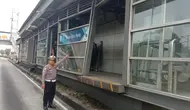 Truk Hantam Halte TransJakarta Tebet Eco Park, Sopir Kabur