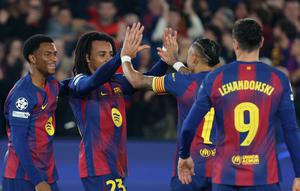 Pemain Barcelona merayakan gol Jules Kounde dalam laga Liga Champions melawan Eintracht Frankfurt di Camp Nou, Spanyol, Rabu, (10/12/2025). (AP Photo/Joan Monfort)