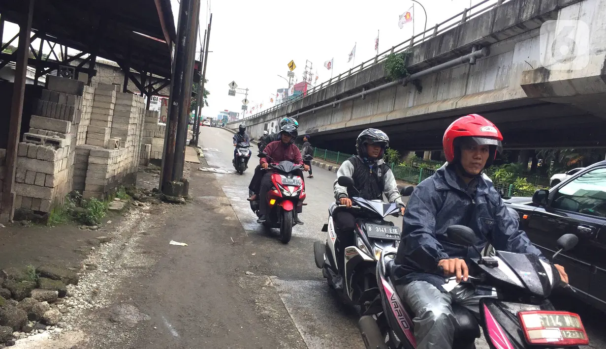 Pengendara sepeda motor melawan arus lalu lintas di sekitar flyover Tanjung Barat, Jakarta, Senin (17/2/2020). Ditutupnya jalur memutar balik di kawasan itu menyebabkan sebagian pengendara sepeda motor nekat melawan arus lalu lintas demi mempersingkat waktu tempuh. (Liputan6.com/Immanuel Antonius)