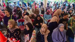 Warga Penerima Bantuan Pangan (PBP) antri mengambil  beras yang didistribusikan di Kelurahan Kebon Baru, Jakarta Selatan, Selasa, 1 September 2026. (KLY/Arie Basuki).