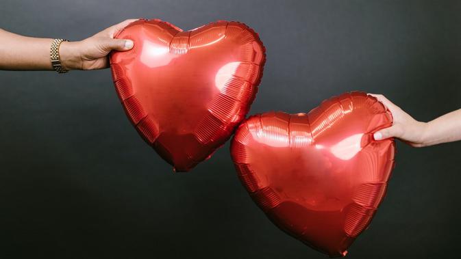 <p>Ilustrasi cinta, Hari Valentine. (Photo by RODNAE Productions from Pexels)</p>
