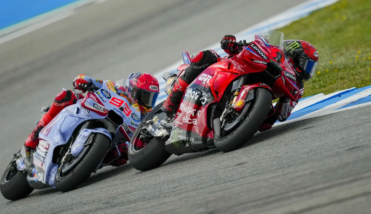 Pembalap Ducati Lenovo, Francesco Bagnaia, terlibat duel sengit dengan pembalap Gresini Racing, Marc Marquez, dalam balapan keempat MotoGP 2024 di Sirkuit Jerez, Andalusia, Spanyol, Minggu (28/4/2024). (AP Photo/Jose Breton)