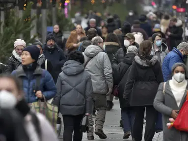 Orang-orang memadati jalan perbelanjaan di Berlin, Jerman, Selasa (21/12/2021). Para pemimpin Jerman akan memutuskan pembatasan baru, yang kemungkinan dilakukan setelah Natal, yang bertujuan memperlambat penyebaran Covid-19 varian baru omicron. (AP Photo/Michael Sohn)