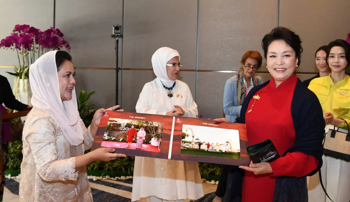 Ibu Iriana Joko Widodo menyerahkan album foto kepada pendamping Presiden Republik Rakyat Tiongkok Peng Liyuan sebagai bagian dari rangkaian kegiatan Konferensi Tingkat Tinggi (KTT) G20 di Sofitel Bali Nusa Dua Beach Resort, pada Selasa, 15 November 2022. (Foto: Lukas - Biro Pers Sekretariat Presiden)