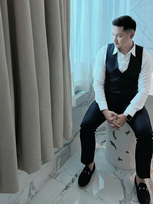 <p>Angga juga mengungkapkan alasannya tak mau lama-lama pacaran. Selain itu, juga banyak pertimbangan akhirnya mantap memutuskan menikah. [Instagram/anggawijaya88]</p>