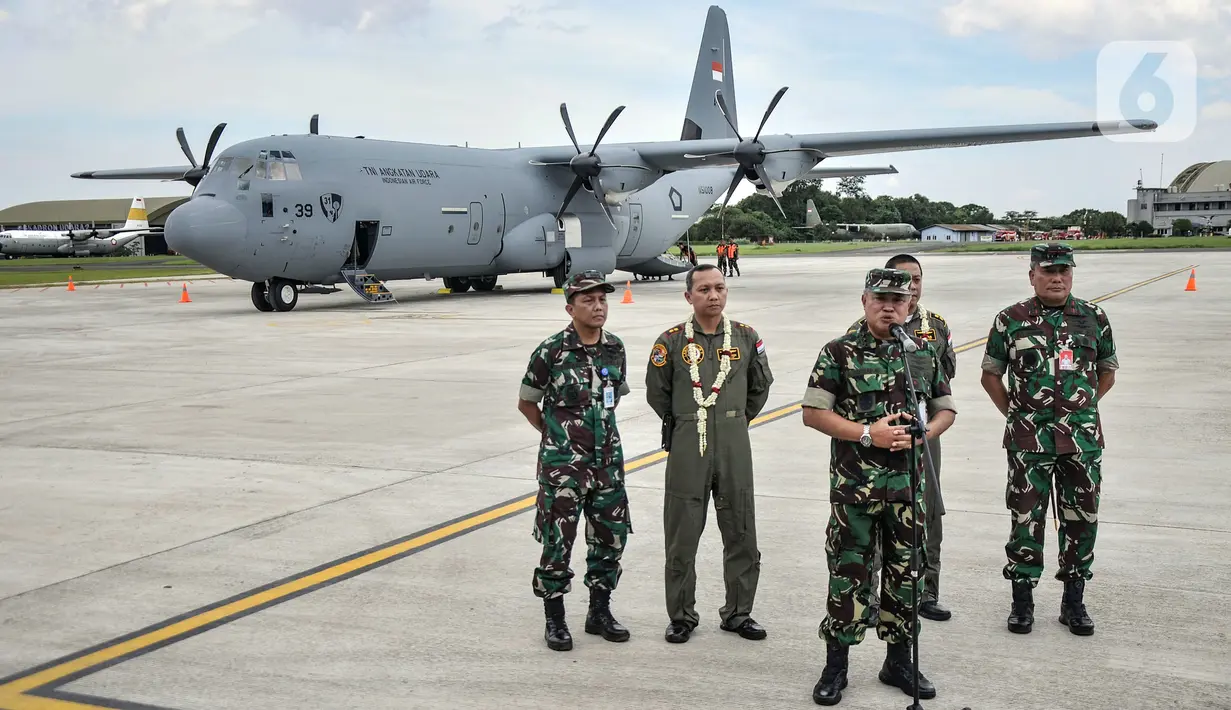 Wakil Kepala Staf Angkatan Udara (Wakasau) Marsekal Madya TNI A. Gustaf Brugman menyampaikan keterangan kepada awak media saat kedatangan pesawat Super Hercules C-130J di Lanud Halim Perdanakusuma, Jakarta, Senin (6/3/2023). Sebelumnya, Kepala Dinas Penerangan TNI Angkatan Udara (Kadispenau) Marsma TNI Indan Gilang Buldansyah mengatakan lima pesawat Super Hercules C-130J akan dikirim dari AS mulai Maret 2023 hingga Januari 2024. (merdeka.com/Iqbal S. Nugroho)