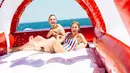Dengan bikini berwarna biru, putih merah, Taylor Swift merayakan hari kemerdekaan Amerika di tahun 2016 bersama Karlie Kloss. (instagram/karliekloss)