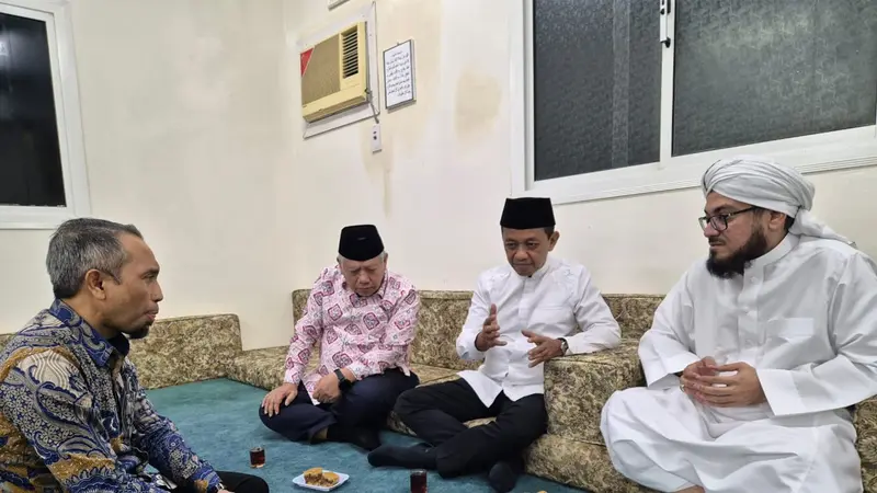 Menteri Energi dan Sumber Daya Mineral (ESDM) sekaligus Ketua Umum Partai Golkar Bahlil Lahadalia saat bertemu ulama besar Sayyid Ahmad bin Muhammad Al Maliki di madinah.