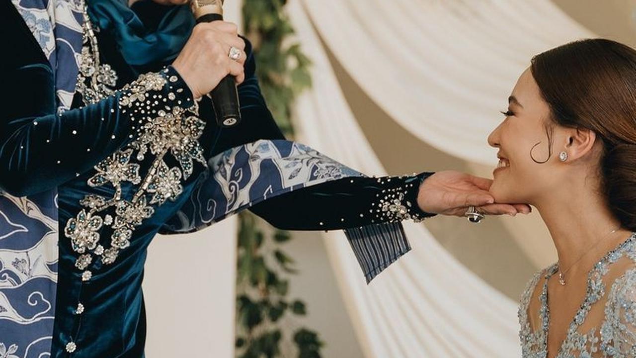 Menyanyikan Lagu Spesial Untuk Aaliyah <br>