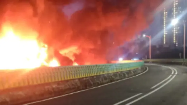 Kobaran Api Pasar Taman Puring Terlihat dari Busway Koridor 13