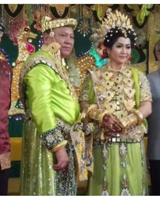 Pasangan pengantin yang akhirnya bercerai meski telah menggelar pesta pernikahan mewah dan wah/copyright facebook.com/YuniRusmini