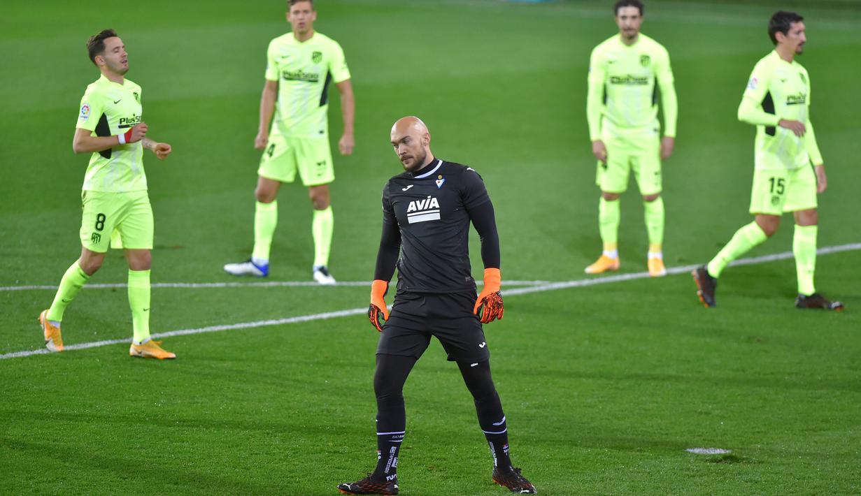 Satu golnya ke gawang Los Rojiblancos membuat Dmitrovic menjadi kiper pertama yang mencetak gol di LaLiga dalam kurun waktu 10 tahun terakhir. (Foto: AFP/Ander Gillenea)