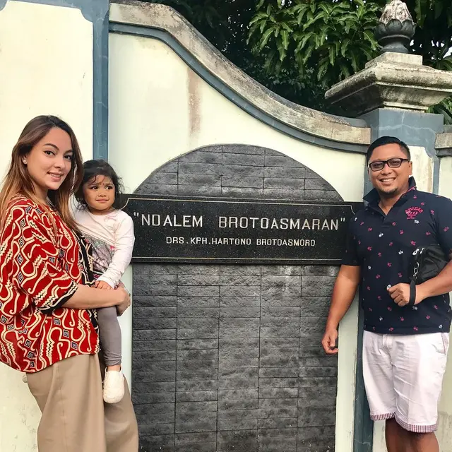 Keturunan Keraton Solo, Ini 5 Potret Suami Dokter Reisa Broto Asmoro