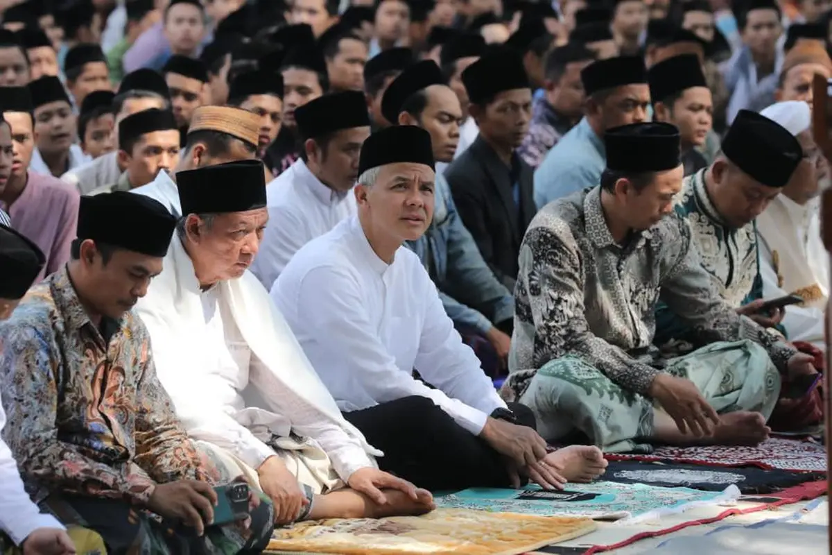 Bakal Calon Presiden Ganjar Pranowo melakukan silahturahmi dengan pimpinan dan pengurus Ponpes se-Kabupaten Cianjur. Acara ini digagas oleh Himpunan Santri Nunsantara (Hisnu) berlangsung di Pondok Pesantren (Ponpes) Al-Ittihad Cianjur, Jawa Barat, Kamis (