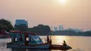 Sejumlah perahu berbahan botol plastik bekas karya Pasukan Oranye DLH DKI Jakarta berjajar di kawasan Danau Sunter Selatan, Jakarta Utara, Selasa (13/10/2026). Melalui Festival Perahu Cinta Lingkungan (CiLung Fest) 2026, masyarakat diajak meningkatkan kepedulian terhadap lingkungan dengan mengurangi penggunaan plastik sekali pakai dan memanfaatkan kembali barang bekas. (KLY/Budy Santoso)