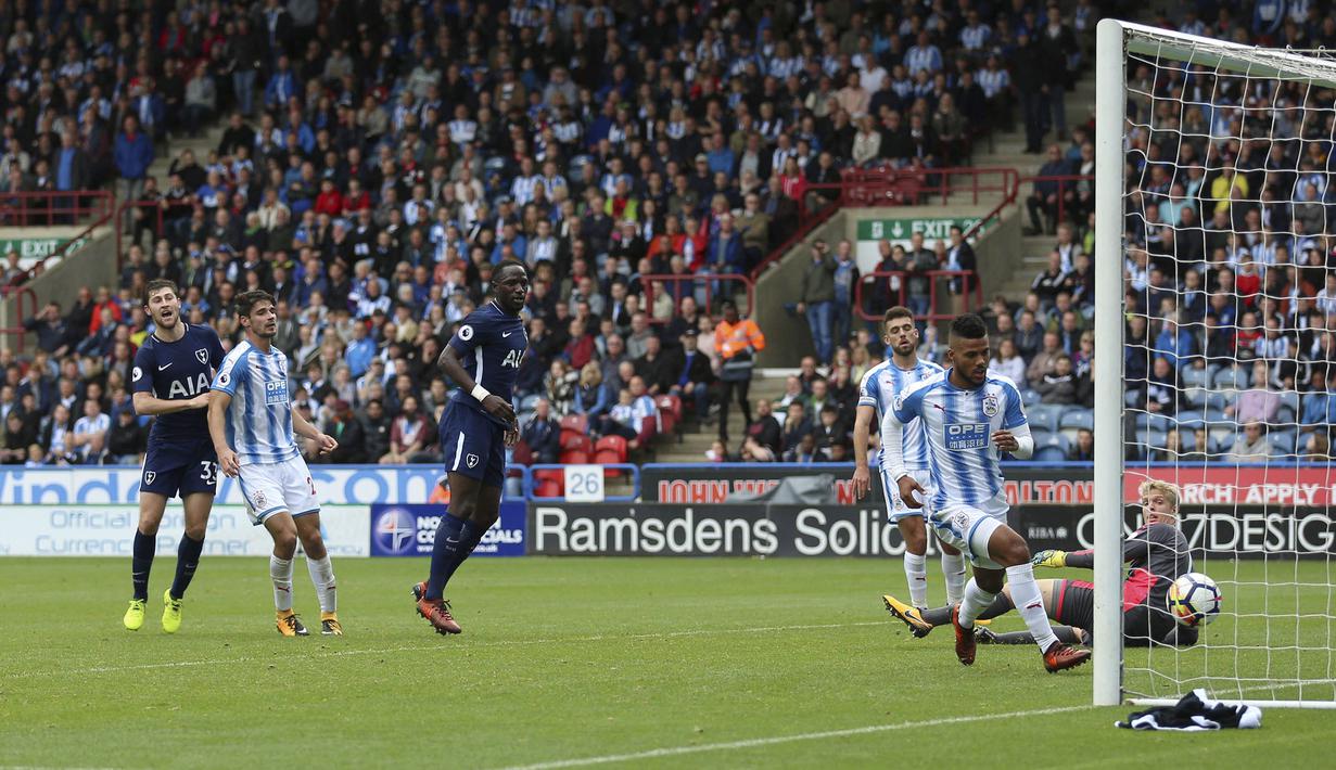 Gelandang Tottenham Hotspur, Moussa Sissoko, mencetak gol ke gawang Huddersfield Town pada laga Premier League di Stadion The John Smith, Sabtu (30/9/2017). Tottenham Hotspur menang 4-0 atas Huddersfield Town. (AP/Nigel French)