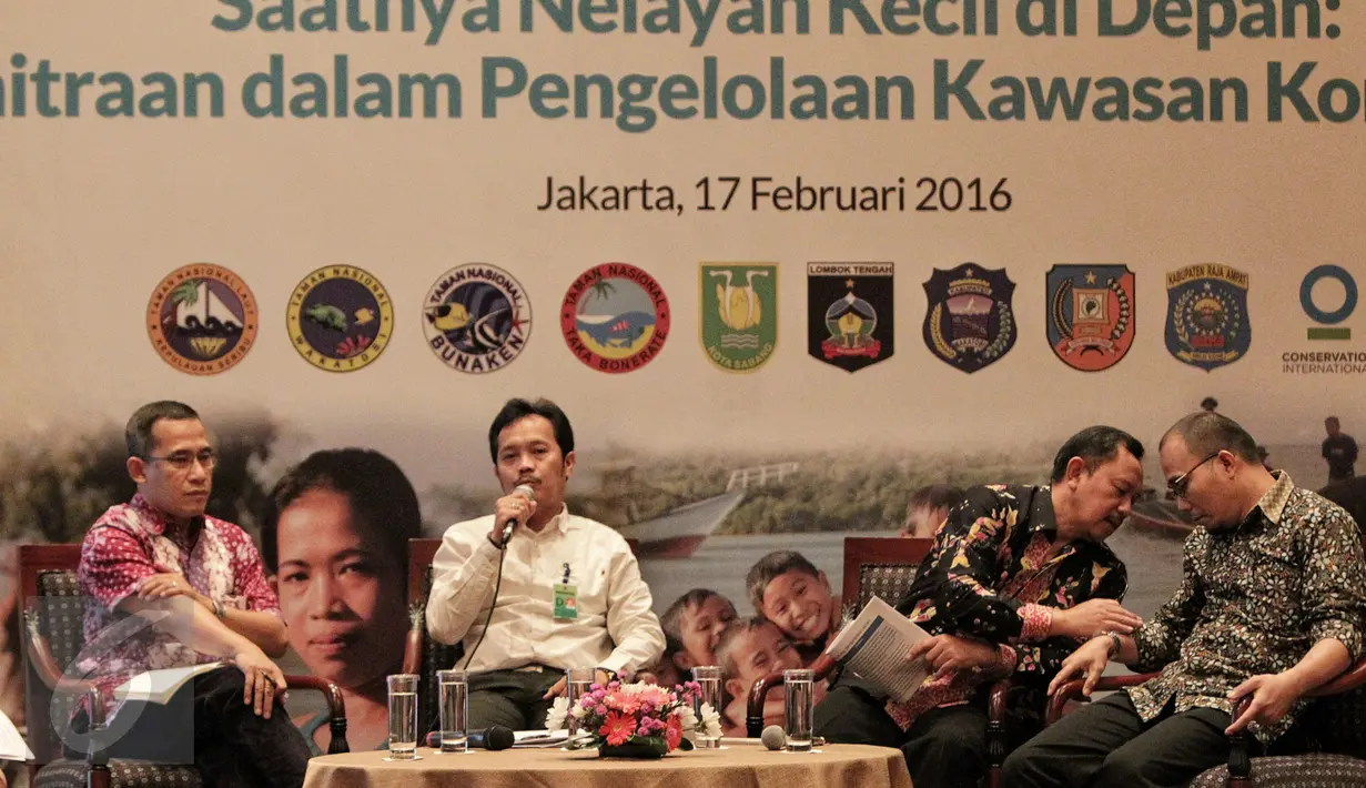 Sekretaris Dirjen Konservasi SDA dan Ekosistem Agus Budi Santoso (kedua kiri) berbicara pada seminar bertema "Saatnya Nelayan Kecil di Depan Kemitraan Dalam Pengelolahaan Kawasan Konservasi", Jakarta, (17/2). (Liputan6.com/Faizal Fanani)