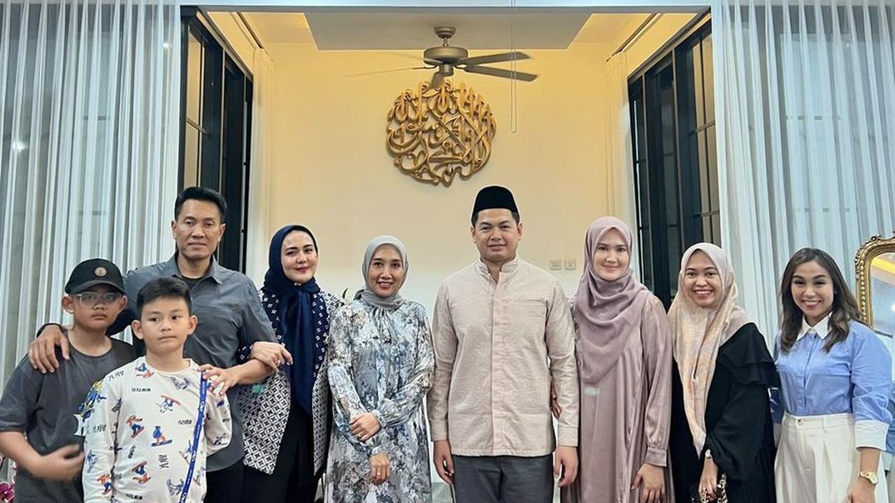 Selain keluarga dan sahabat, perayaan ulang tahun Tommy Kurniawan juga dihadiri oleh artis Juliana Moechtar bersama suaminya, seorang perwira TNI dan komandan upacara HUT RI di IKN 17 Agustus lalu.<br>