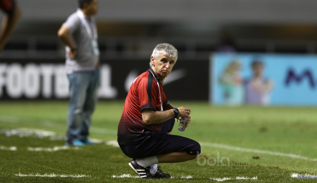 Ekspresi Ivan Kolev menikmati seteguk air mineral saat mendampingi PS TNI melawan Perseru Serui pada Liga 1 2017 di Stadion Pakansari, Bogor, Minggu (18/6/2017). PS TNI menang 1-0. (Bola.com/Nicklas Hanoatubun)