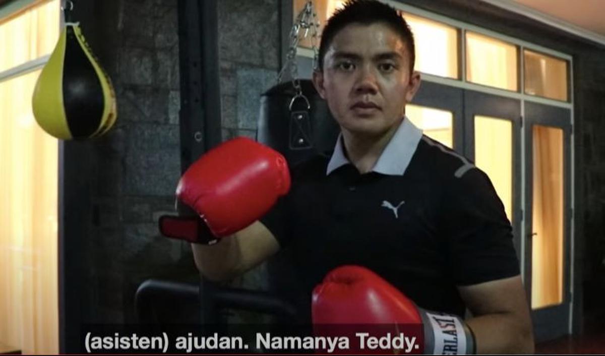 Salah satu partner, latihan tinjunya saat itu adalah Mayor Teddy yang masih menjadi ajudannya. <br>