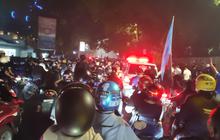 Momen Menegangkan Ambulans Terobos Lautan Bobotoh saat Rayakan Persib Juara di Dago