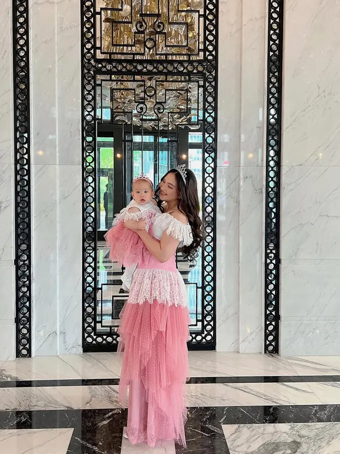 Detail Gaun Princess Jessica Mila dan Baby Kya di Pesta Ultah Putri dr. Feni Nugraha, Inspirasi Tampil Kembar Ibu-Anak