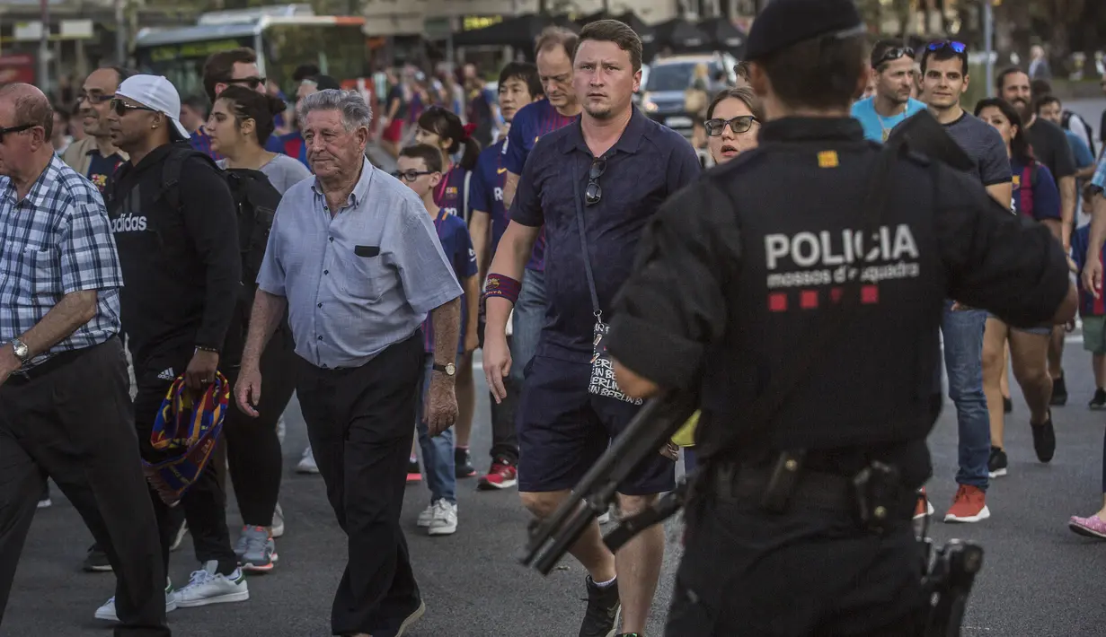 Suasana stadion yang dijaga ketat oleh Polisi pada laga La Liga Spanyol di Camp Nou stadium, Barcelona, (20/8/2017). Barcelona menang 2-0. (AP/Santi Palacios)