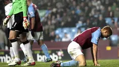 Aston Villa's Steve Sidwell (R) reacts to another missed goal during a Premiership match against Fulham at Villa Park, in Brimingham, on November 29, 2008. The match ended 0-0. AFP PHOTO/Leon Neal